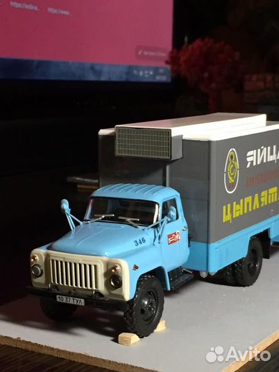 Коллекционные машинки:газ-53 с грузчиком