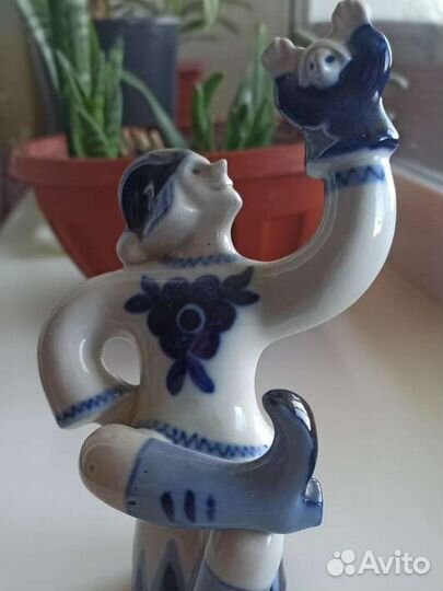 Скоморох с куклой