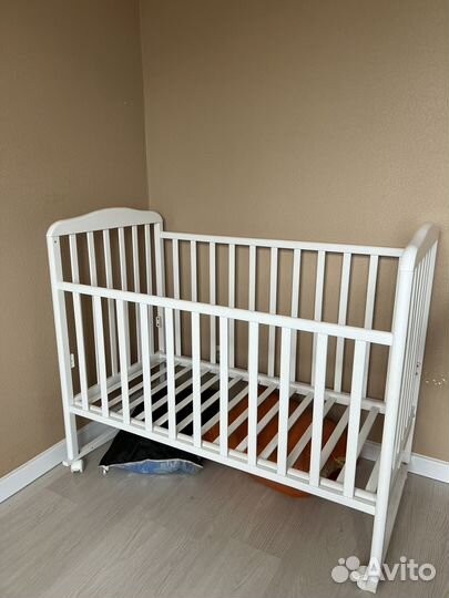 Детская кроватка с маятником