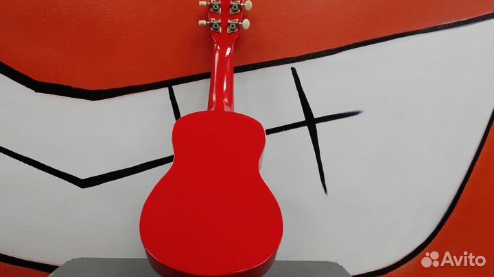 Укулеле красное