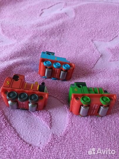 Игрушки, паровозики