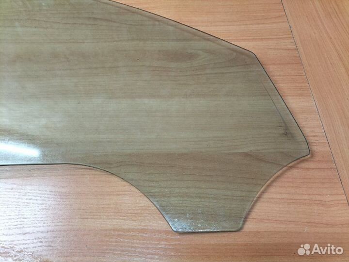 Стекло двери переднее правое Volkswagen Passat