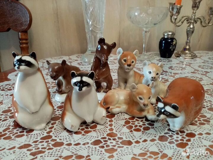 Фарфоровые статуэтки енотов, львят