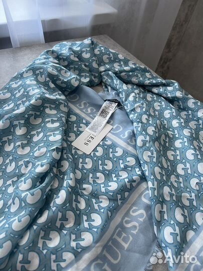 Платок guess