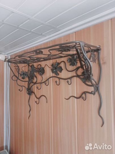 Кованная настенная вешалка