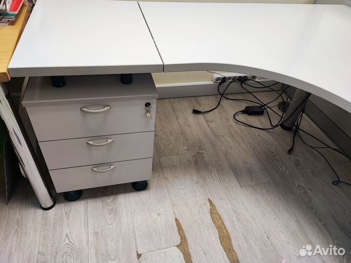 Стол офисный эргономический 160 х 160 с тумбой