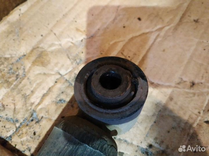 Стойка амортизатора переднего правого Mitsubishi P