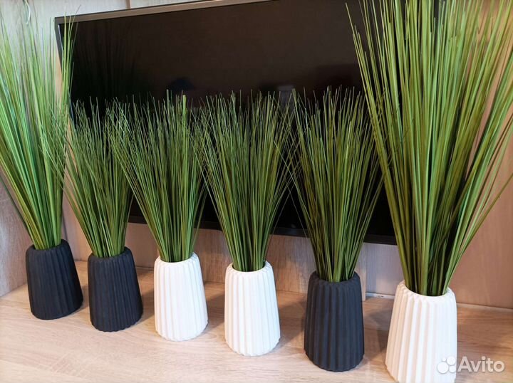 Искусственная осока, эвкалипт и колосья в вазе
