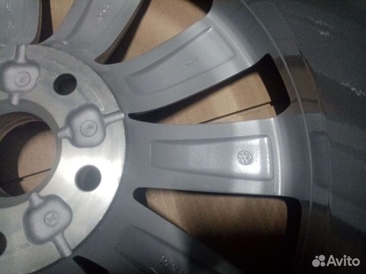 Диск литой R17 Passat B7