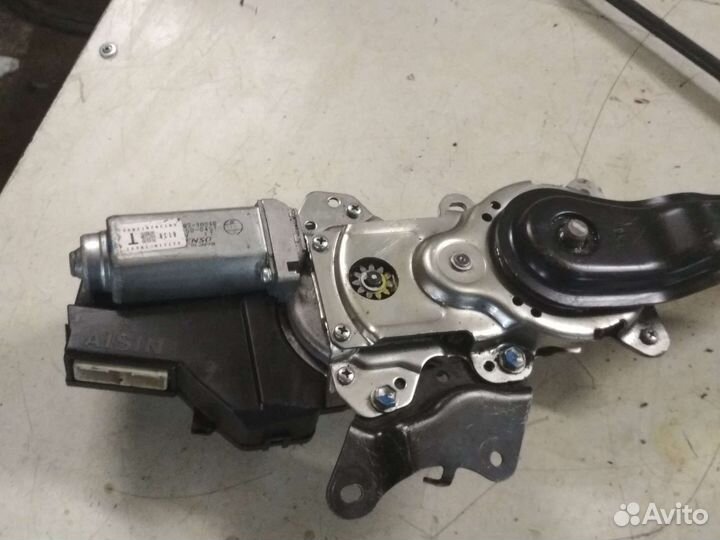 Устройство автоматического подъёма багажника