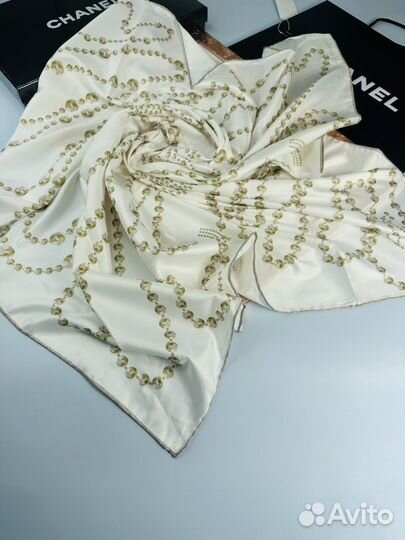Шелковый платок Chanel молочный бусы