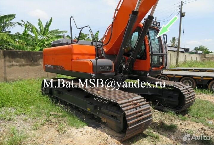 Стекло лобовое верхнее Doosan DX300 LCA (Дусан)