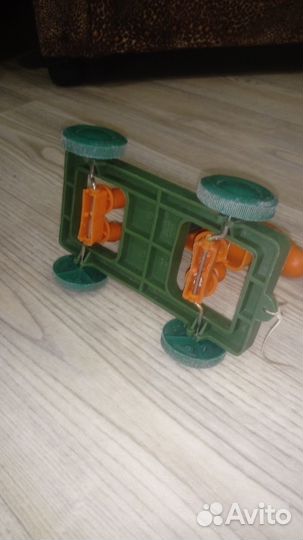 Игрушка собаки на тележке