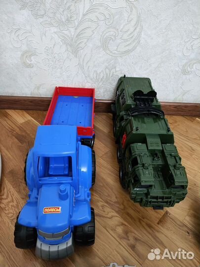 Синий трактор, с прицепом.еще разные машины