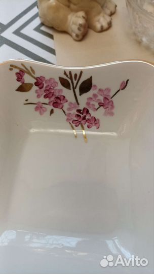 Поднос, салатники, картина, вазы