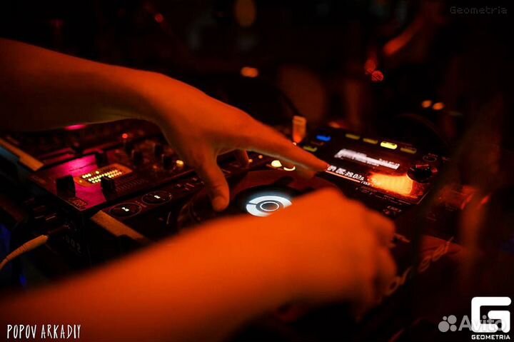 Ди Джей (DJ) со своим оборудованием