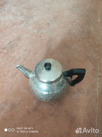 Чайник и сахарница