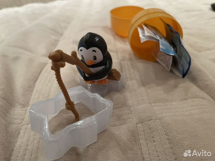 Игрушка киндер макси пингвин