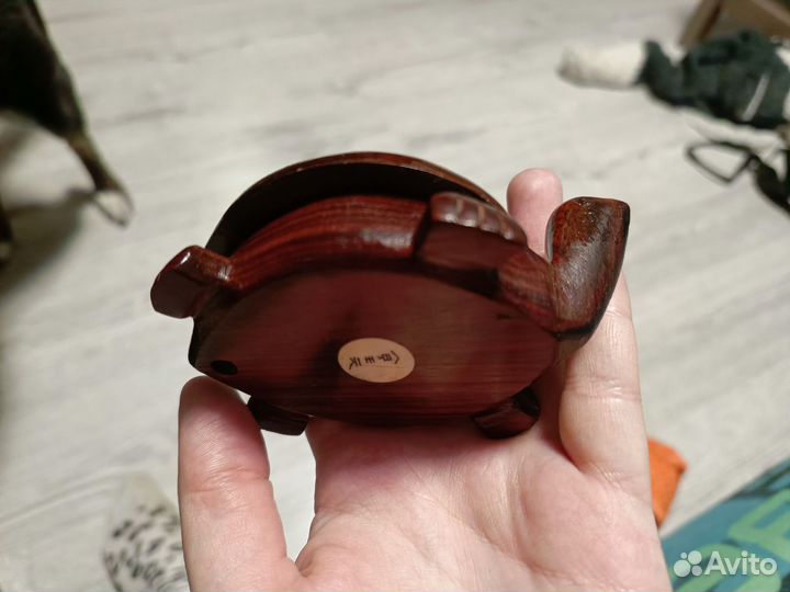 Деревянная черепашка-компас с китайским гороскопом