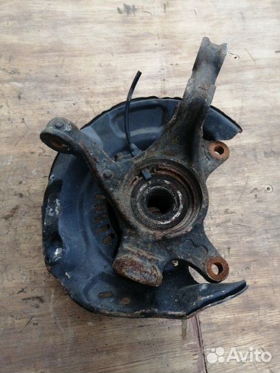 Ступица передняя левая Toyota Vitz SCP90 2SZ