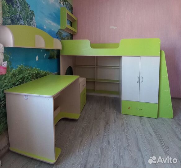 Детская кровать чердак со столом и шкафом