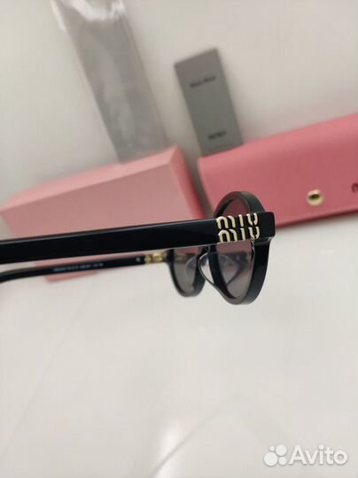 Солнцезащитные очки Miu Miu Regard