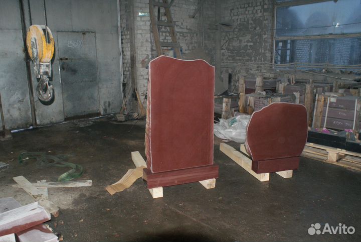 Памятник - малиновый кварцит