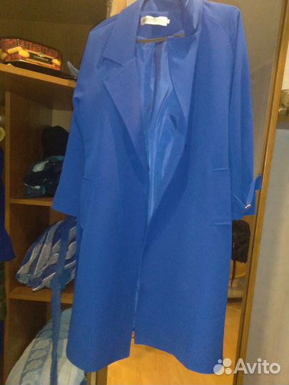 Синее платье и плащ