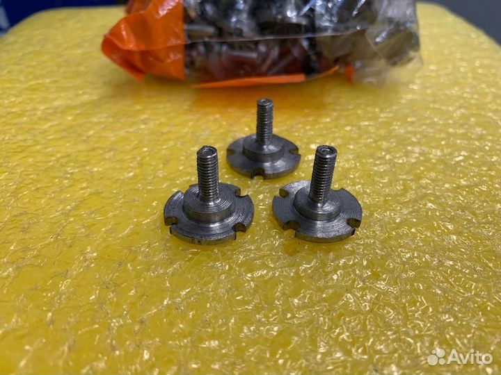 Шпильки Range Rover крышки багажника