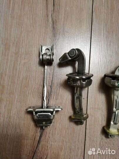 Ограничитель задней двери