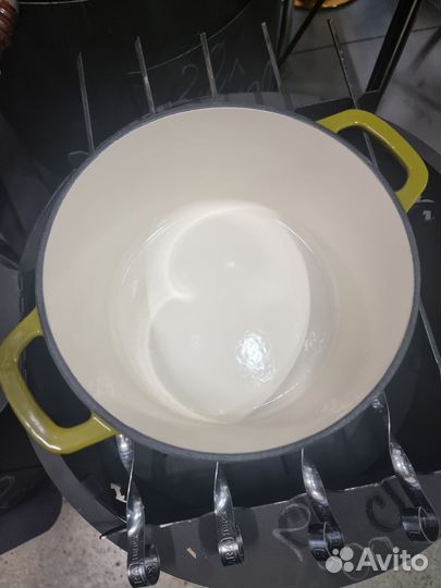 Кастрюля чугунная эмалированная