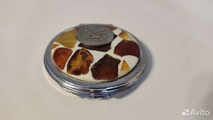 Зеркальце с янтарем