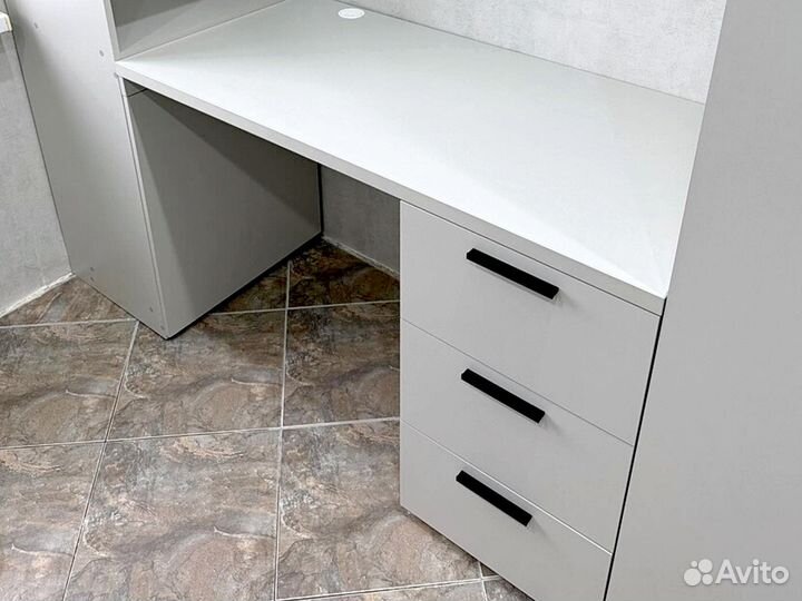 Письменный стол у окна на заказ