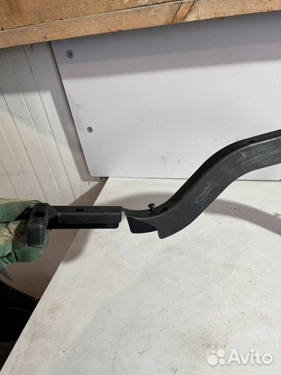 Накладка правой петли крышк багажника Ford Scorpio