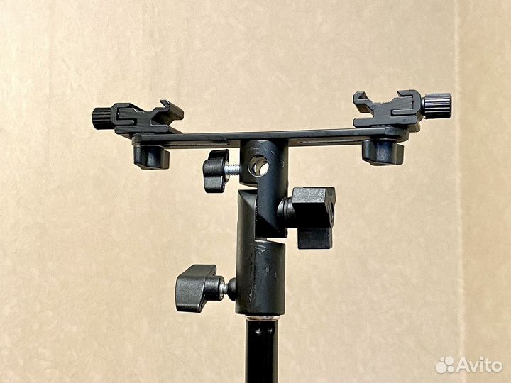 Адаптер для установки двух вспышек