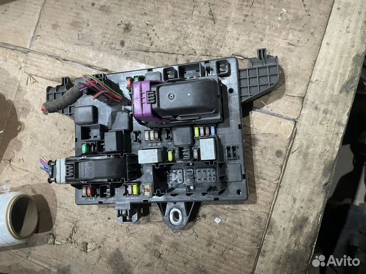 Блок предохранителей задний opel astra J