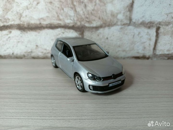Модель Volkswagen Golf GTI машинка