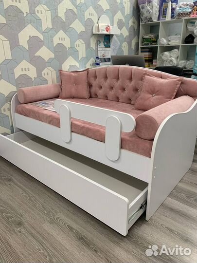 Детская кровать с мягкой спинкой