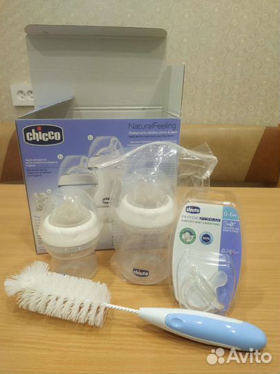 Бутылочки chicco natural feeling + молокоотсос