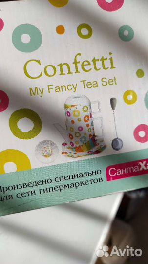 Чайник и кружка с блюдце