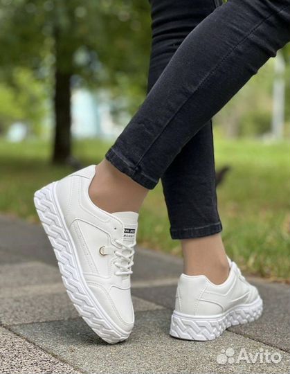Кроссовки женские