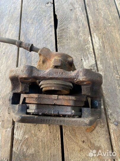 Суппорт передний левый Volkswagen Golf 3 1991-2000