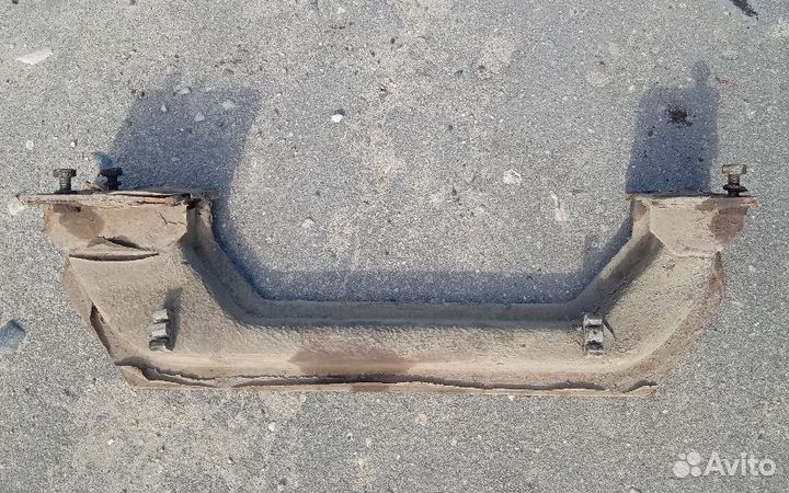 Траверса крепления кпп Москвич 2141