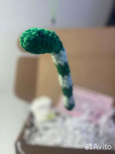 Брелок змея вязаная мягкая игрушка