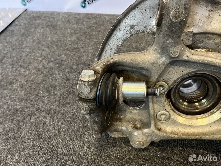 Кулак передний правый Porsche Macan 3.0 2016