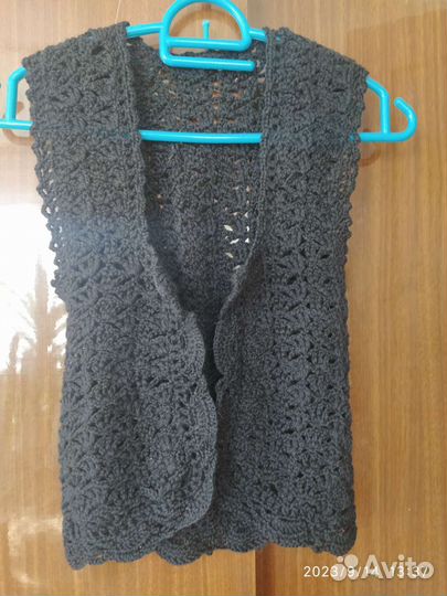 Жилетка женская вязаная