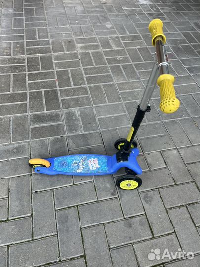 Самокат трехколесный