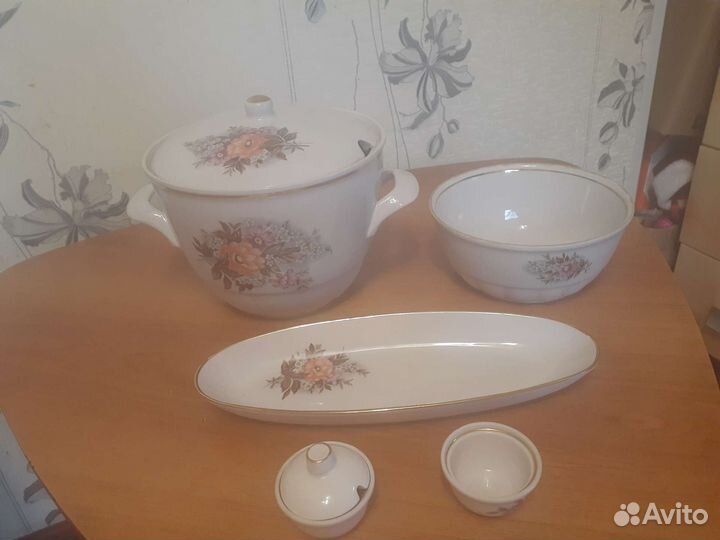 Набор посуды:Супница,салатница,солонка,соусница