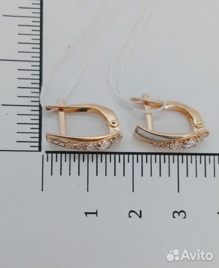 Золотые серьги с камнем