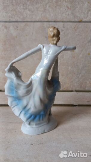 Фарфоровая статуэтка